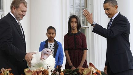 Comme chaque ann&eacute;e, le pr&eacute;sident am&eacute;ricain Barack Obama (D) accompagn&eacute; de ses filles Sasha et Malia, a graci&eacute; une dinde &agrave; l'occasion de Thanksgiving, Washington, le 23 novembre 2011. (AP / SIPA)