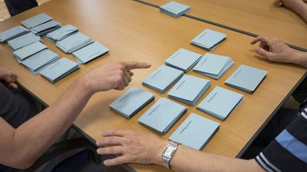 Des bulletins de vote pour le second tour des législatives dans un bureau de Gardouch (Haute-Garonne), dimanche 18 juin 2017. (ERIC CABANIS / AFP)