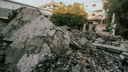 Des bâtiments détruits dans la ville de Rafah, dans la bande de Gaza, le 19 décembre 2023. (MOHAMMED ZAANOUN / MIDDLE EAST IMAGES / AFP)