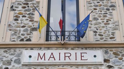 Une mairie française, avec les drapeaux tricolore, européen et ukrainien. (MOURAD ALLILI / MAXPPP)