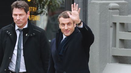 Emmanuel Macron à la sortie du bureau de vote du Tourquet. Le locataire de l'Elysée reste domicilié dans la&nbsp;station balnéaire du&nbsp;Pas-de-Calais.&nbsp; (LUDOVIC MARIN / AFP)