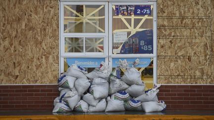 L'entrée d'un magasin barricadée avant l'arrivée de l'ouragan Willa, dans l'Etat du Sinaloa, au Mexique, le 23 octobre 2018. (ALFREDO ESTRELLA / AFP)