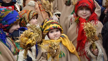 Des enfants vêtus de vêtements traditionnels fêtent Noël à Lviv, en Ukraine, le 24 décembre 2023. (PAVLO PALAMARCHUK / AFP)