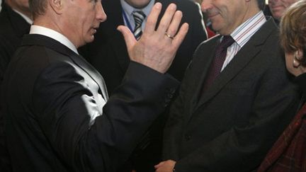 Le preminer ministre, François Fillon, avec son homologue rssue, Vladimir Poutine, à Rambouillet le 27 novembre 2009 (AFP PHOTO / RIA NOVOSTI / POOL / ALEXEY DRUZHININ)