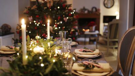 Table de Noël, repas de fêtes, comment se faire plaisir sans trop dépenser ? Les conseils du magazine "60 Millions de consommateurs". (Illustration) (CATHERINE DELAHAYE / DIGITAL VISION / GETTY IMAGES)