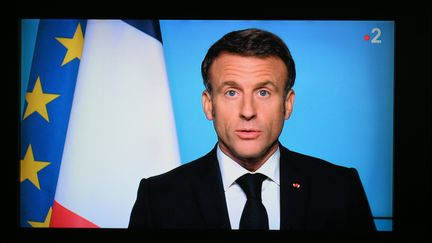 Lors de son allocution lundi 24 juillet, Emmanuel Macron a dit "comprendre l'émotion" des forces de l'ordre, mais que "nul en République n'est au-dessus de la loi". (JEAN MICHEL MART / MAXPPP)