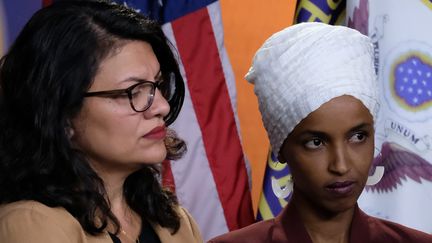 Les élues démocrates Ilhan Omar (à g.) et Rashida Tlaib (à dr.) lors d'une conférence de presse au Capitole, à Washington (Etats-Unis), le 15 juillet 2019. (ALEX WROBLEWSKI / GETTY IMAGES NORTH AMERICA)