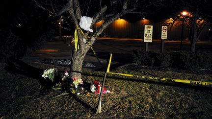 Des fleurs ont été déposées devant un restaurant visé par le tireur à Kalamazoo (Etats-Unis), dimanche 21 février.&nbsp; (MARK KAUZLARICH / REUTERS)