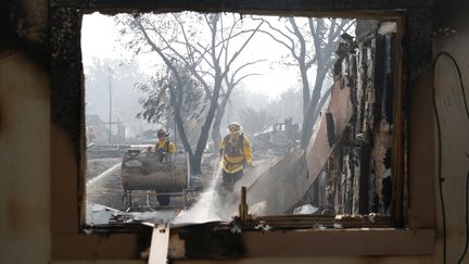 Des pompiers affrontent l'incendie Clayton à Lower Lake, le 15 août 2016.&nbsp; (STEPHEN LAM / REUTERS)