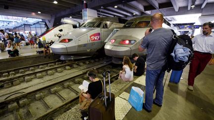 Des voyageurs à la gare Montparnasse, à Paris, le 27 juillet 2018. (GERARD JULIEN / AFP)