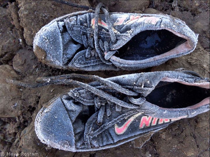 Les chaussure gelées de Maya Rostam , 11 ans au début de la formation. Camp de réfugiés syriens de Kawergosk, Kurdistan Irakien.
 (Maya Rostam / Les Ateliers Reza.png)