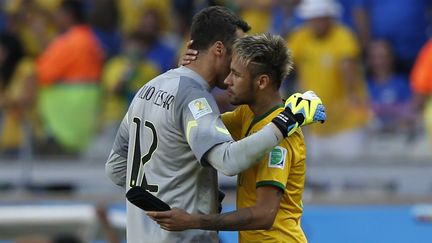 L'attaquant br&eacute;silien Neymar embrasse le gardien Julio Cesar, pendant le match Br&eacute;sil-Chili, en huiti&egrave;mes de finale de la Coupe du monde 2014. (TORU HANAI / REUTERS)