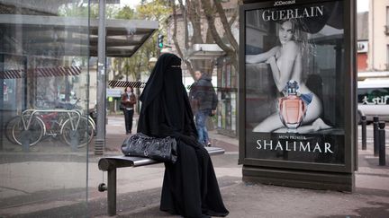 Wahiba, une jeune femme qui porte un niqab par conviction religieuse, le 28 mars 2011, peu avant l'entr&eacute;e en vigueur de l'interdiction de port du voile int&eacute;gral dans l'espace public. (LUTT JULIEN / STORY BOX PHOTO / SIPA)