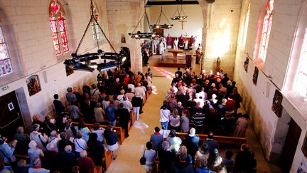 Des paroissiens assistent à la messe de réouverture de l'églis de Saint-Etienne-du-Rouvray (Seine-Maritime), le 2 octobre 2016. (CHARLY TRIBALLEAU / AFP)