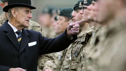 Le prince Philip inspecte le r&eacute;giment arm&eacute; des hussards de la Reine &agrave; Paderborn (Allemagne), le 19 novembre 2014. (CAROLINE SEIDEL / AP / SIPA)