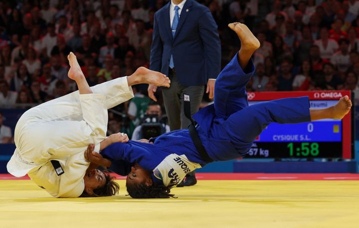 La Française Sarah-Léonie Cysique (-57 kg) arrive avec plus de puissance face à Natsumi Tsunoda (-48 kg). Et pourtant... Jouant sa carte au sol, la Japonaise retourne son adversaire comme une crêpe au bout de deux minutes. Le feu est au pavillon bleu : les Japonaises mènent 3-1, il ne leur manque plus qu'une victoire pour remporter le titre. (JACK GUEZ / AFP)