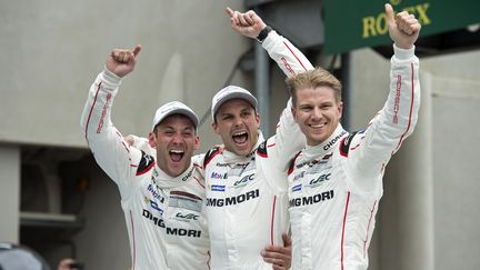 15h07 : Nick Tandy, Earl Bamber et Nico Hulkenberg fêtent leur première victoire aux 24 Heures du Mans (JULIEN DELFOSSE / DPPI MEDIA)