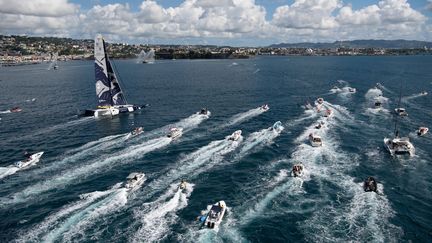 Charles Caudrelier et Franck Cammas (Maxi Edmond de Rothschild) lors de leur arrivée à Fort-de-France,&nbsp;en Martinique, le 23 novembre 2021. Les skippers français ont remporté la Transat Jacques Vabre dans la catégorie Ultime. (LOIC VENANCE / AFP)