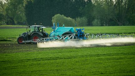 Un exploitant épand des pesticides dans un champ, le 9 mai 2016 à Fromelles, près de Lille (Nord). (DENIS CHARLET / AFP)