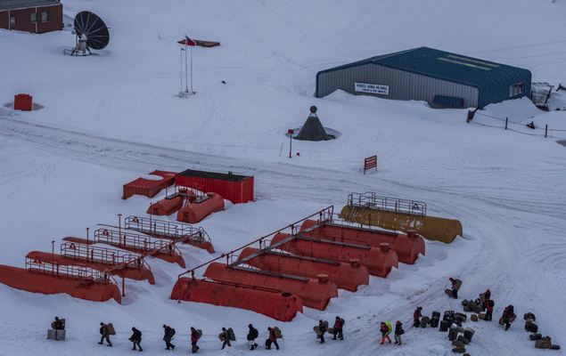 &nbsp; (Sur l'île du Roi-George, des soldats chiliens rejoignent leur base.© Géo Daniel Béréhulak.)