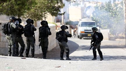 Des Palestiniens face aux forces israéliennes&nbsp;lors d'une manifestation contre le meurtre d'un enfant palestinien de 7 ans, à Bethléem, en Cisjordanie, le 30 septembre 2022. (WISAM HASHLAMOUN / ANADOLU AGENCY / AFP)