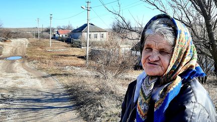 Liudmila, 75 ans, habitante du village de Gnutové, un des villages de la "zone grise" près de Marioupol, qui bordent la ligne de front avec les séparatistes prorusses. (BENJAMIN ILLY / RADIO FRANCE)