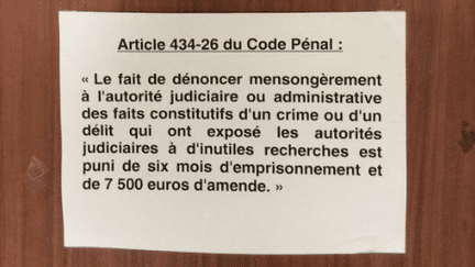 Un rappel juridique est affiché dans le commissariat du 14e arrondissement de Paris, en mai 2018. (LAURE HEINICH)