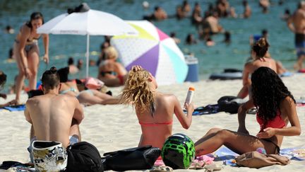 Des gens prennent le soleil à Mont-de-Marsan, dans les Landes, le 30 juin 2015. (IROZ GAIZKA / AFP)