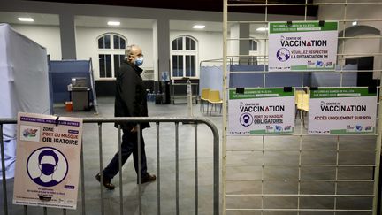 Un centre de vaccination dans une salle des fêtes à Denain (Nord) le jour de son ouverture, le 18 janvier 2021. (MAXPPP)