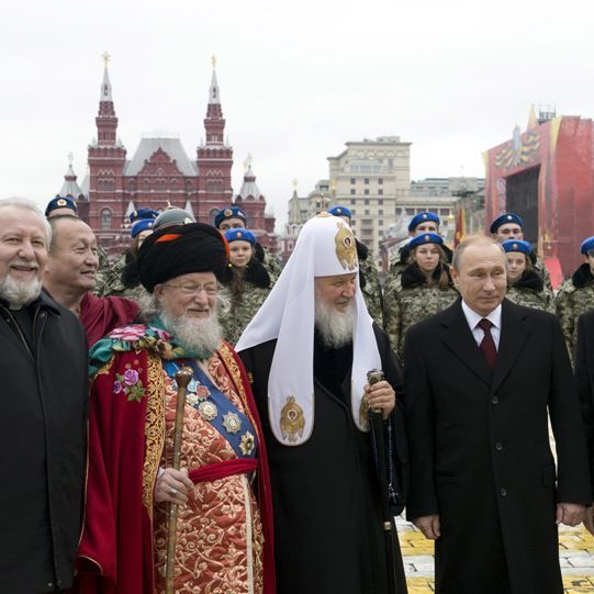 Le président russe entouré des représentants des principales communautés religieuses, à Moscou, le 4 novembre 2015. 

	  (REUTERS/Natalia Kolesnikova/Pool)