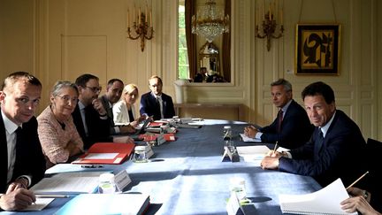 Le patron du Medef, Geoffroy Roux de Bézieux, rencontre la Première ministre Elisabeth Borne et le ministre du Travail, Olivier Dussopt, le 22 mai 2023 à Matignon. (EMMANUEL DUNAND / AFP)