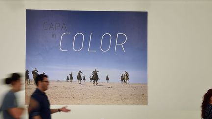 Les photos couleur de Robert Capa au Centre Capa de Budapest (2 juillet 2015)
 (Attila Kisbenedek / AFP)