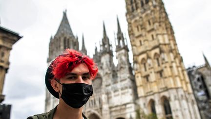 Des Rouennais portent des masques dans les rues de Rouen, pour se protéger après l'incendie de l'usine Lubrizol. (LOU BENOIST / AFP)