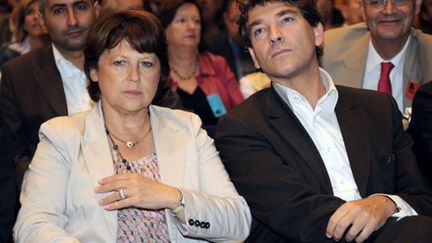 Les socialistes Martine Aubry et Arnaud Montebourg à la Mutualité, à Paris, le 12 septembre 2009. (© AFP/BORIS HORVAT)