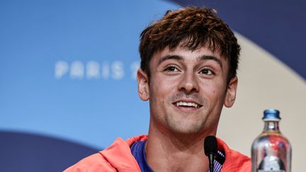 Tom Daley, en conférence de presse, le 25 juillet 2024, avant les épreuves de plongeon aux Jeux olympiques de Paris. (STEPHANE DE SAKUTIN / AFP)