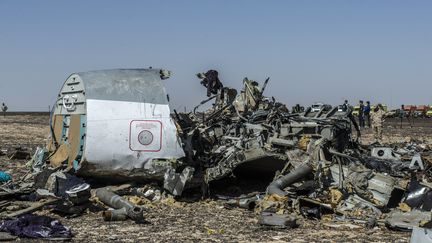 Un morceau de la carlingue de l'Airbus A321 de la compagnie russe Metrojet&nbsp;disparus sur le site du crash&nbsp;dans le désert du Sinaï (Egypte), le 1er novembre 2015.&nbsp; (KHALED DESOUKI / AFP)