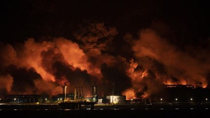 Les flammes de l'incendie qui s'est déclaré dans un dépôt pétrolier de Matanzas, à l'est de la capitale de La Havane, le 8 août 2022.&nbsp; (YAMIL LAGE / AFP)