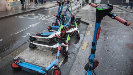 Des trottinettes électriques en libre-service stationnées et renversées, à Paris, le 26 janvier 2023. (JOAO LUIZ BULCAO / HANS LUCAS / AFP)