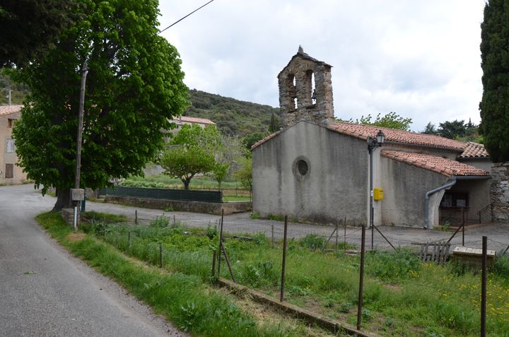 L'église Saint-Saturnin de Trassanel (Aude), le 3 mai 2018, à l'entrée du village, où seule une messe est célébrée chaque année. (YANN THOMPSON / FRANCEINFO)