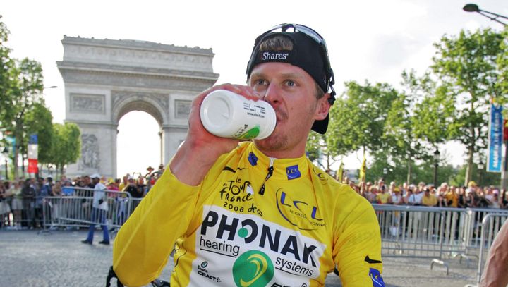 Floyd Landis, ancien co&eacute;quipier de Lance Armstrong, savoure sa victoire sur les Champs-Elys&eacute;es, &agrave; Paris.&nbsp;L'ann&eacute;e suivante, en 2007, il est d&eacute;chu. (PASCAL GUYOT / AFP FILES)