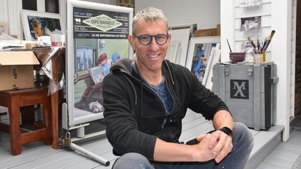 L'artiste peintre Xavier Marabout dans son atelier d'Auray (Morbihan). (MATHIEU PELICART / MAXPPP)