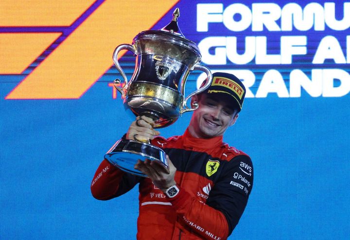 Charles Leclerc avec le trophée promis au vainqueur du&nbsp;GP de Bahreïn, le 20 mars 2022. (GIUSEPPE CACACE / AFP)