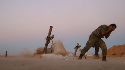 Un soldat de l'Armée syrienne libre pendant une bataille à Dabiq, en Syrie, dimanche 16 octobre 2016.&nbsp; (NAZEER AL-KHATIB / AFP)