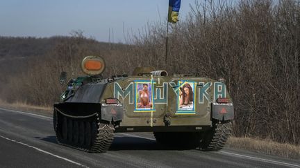 Un v&eacute;hicule militaire ukrainien pr&egrave;s d'Artemivsk (Ukraine), le 25 f&eacute;vrier 2015. ( GLEB GARANICH / REUTERS)