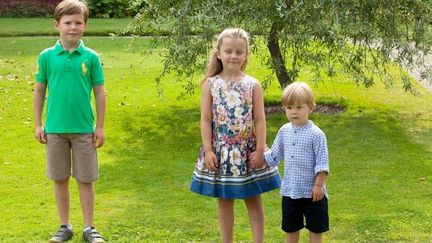 De gauche à droite : le prince Christian, la princesse Isabella et le prince Vincent du Danemark, le 26 juillet 2013.


	Christian, 7 ans, est deuxième dans l'ordre de succession monarchique après son père, le prince héritier Frederik, fils aîné de la reine Margrethe II et du prince Henrik.
	
	Né le 15 octobre 2005, il précède sa soeur Isabella, 6 ans, trosième dans l'ordre de succession, et ses frères et soeur jumeaux, Vincent et Josephine, 2 ans. La loi salique qui exclut complètement les femmes de la succession a été abrogée en 1953. (Rpe-Albert Ph.Van Der Werf/DPA/dpa Picture-Alliance/AFP)