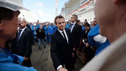 Le président de la République Emmanuel Macron rencontre les ouvriers des chantiers navales de Saint-Nazaire (Loire-Atlantique), le 31 mai 2017. (JEAN-SEBASTIEN EVRARD / AFP)