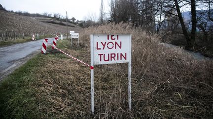 Des panneaux matérialisent le probable tracé de la future ligne ferroviaire transalpine entre Lyon et Turin, le 6 janvier 2018. (MAXPPP)