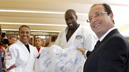 Fran&ccedil;ois Hollande rencontre le champion du monde de judo Teddy Riner, le 16 juillet 2012, &agrave; Paris. (CHARLES PLATIAU / AFP)