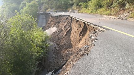 Une route dégradée par un séisme, dans la province du Sichuan, le 9 août 2017. (SANG JI / XINHUA / MAXPPP)