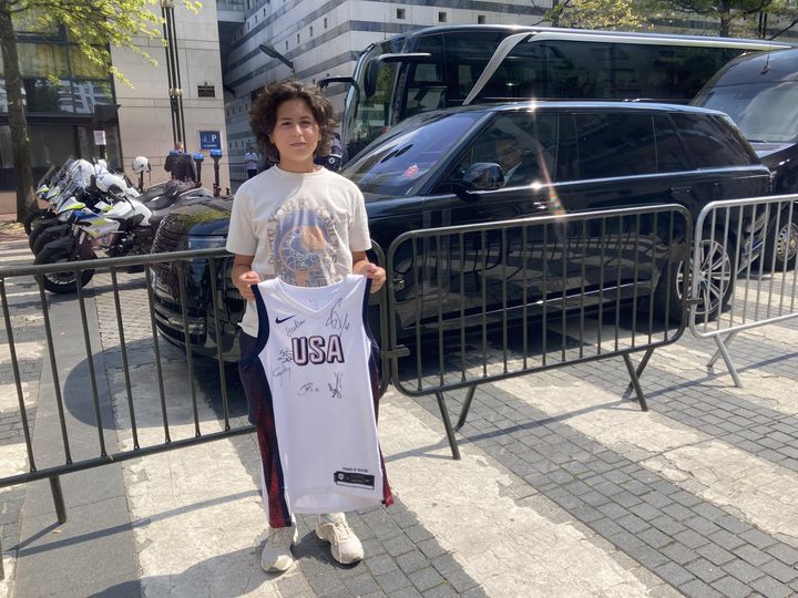 Sacha est quotidiennement devant le palais des sports Marcel-Cerdan, à Levallois-Perret (Hauts-de-Seine), pour apercevoir les stars de la NBA. (FRANCEINFO / BENOIT JOURDAIN)